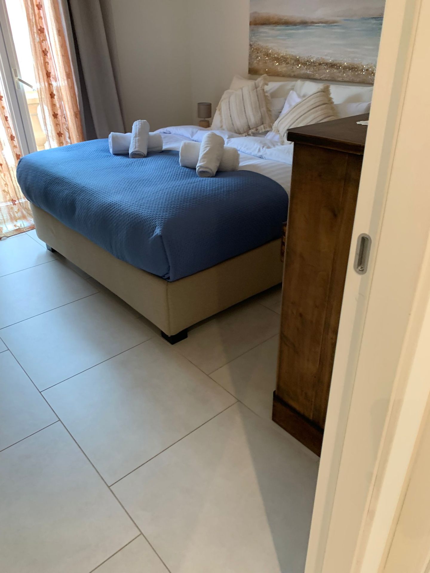 Chambre avec linge soigneusement présenté